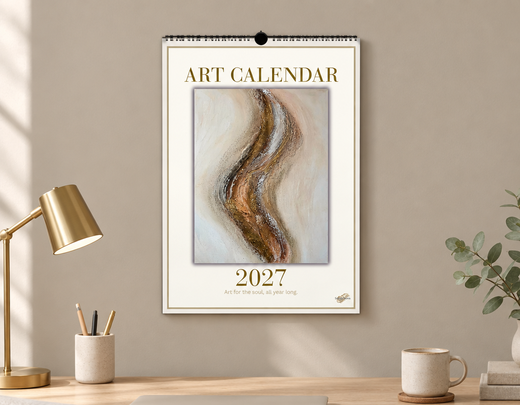 Kalender an einer gemütlichen Bürowand in Greige mit hellem Holz und Goldakzenten